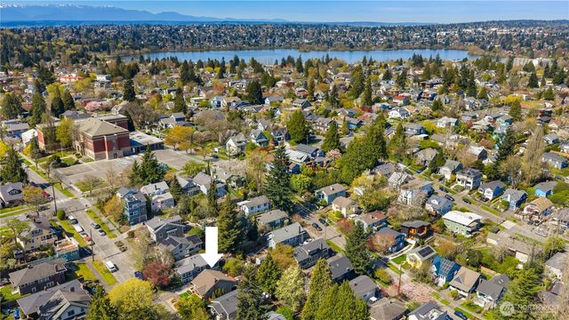 324 NE 54th Street, Seattle, WA 98105