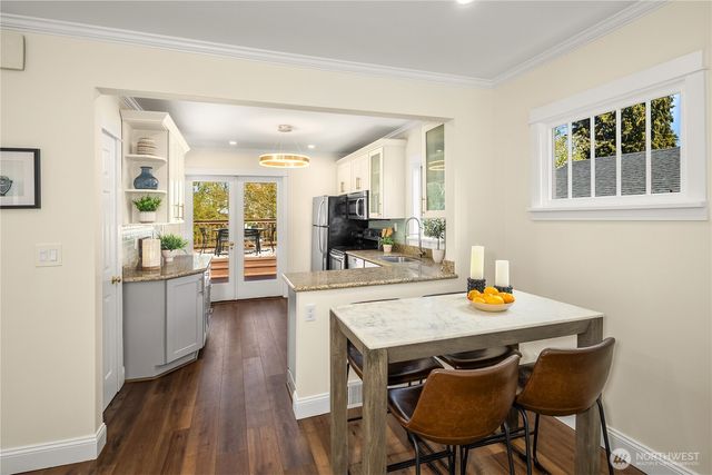 324 NE 54th Street, Seattle, WA 98105