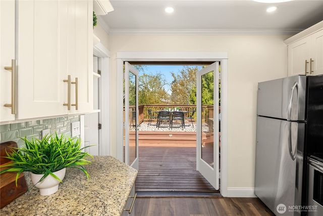 324 NE 54th Street, Seattle, WA 98105