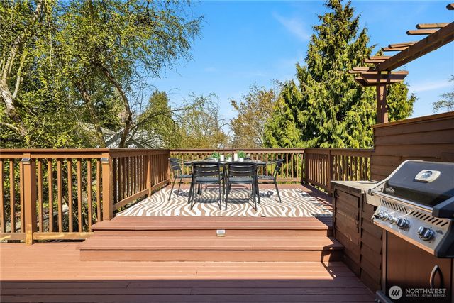 324 NE 54th Street, Seattle, WA 98105