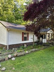 698 Clearview Rd, Cottontown, TN 37048