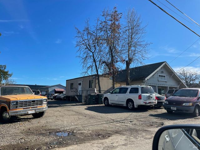 588 Roseland Ave, Santa Rosa, CA 95407