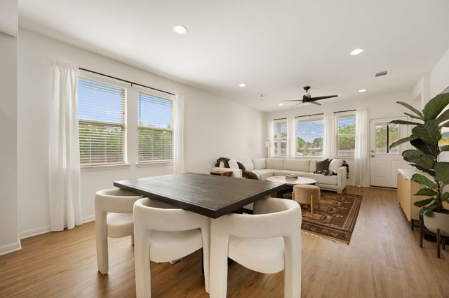 6907 Short Run LN, Buda, TX 78610