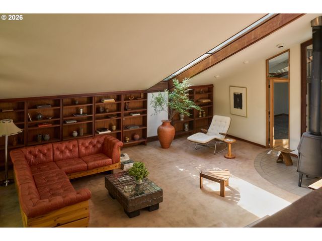 3210 Sw MALCOLM Ct, Portland, OR 97225