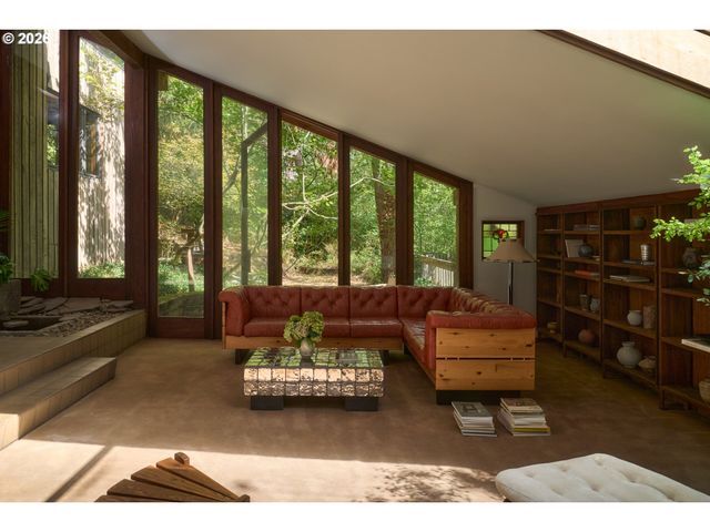 3210 Sw MALCOLM Ct, Portland, OR 97225
