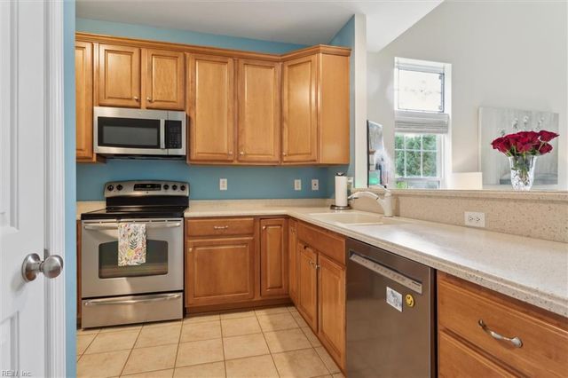 212 Daniels DR, Yorktown, VA 23690