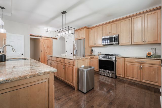 305 TORRINGTON Drive, Bloomingdale, IL 60108