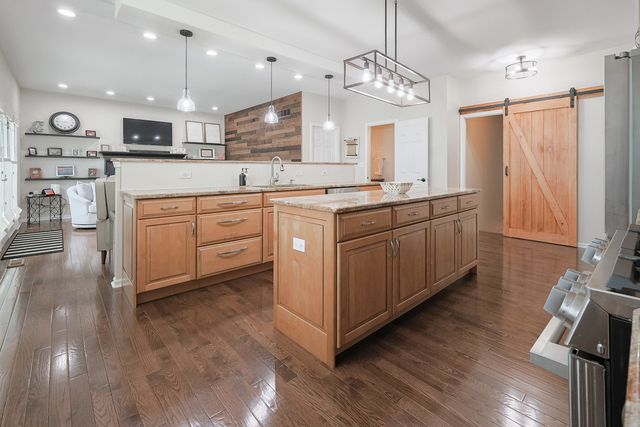 305 TORRINGTON Drive, Bloomingdale, IL 60108