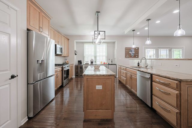 305 TORRINGTON Drive, Bloomingdale, IL 60108
