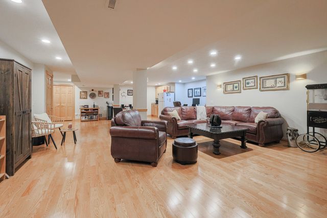 305 TORRINGTON Drive, Bloomingdale, IL 60108