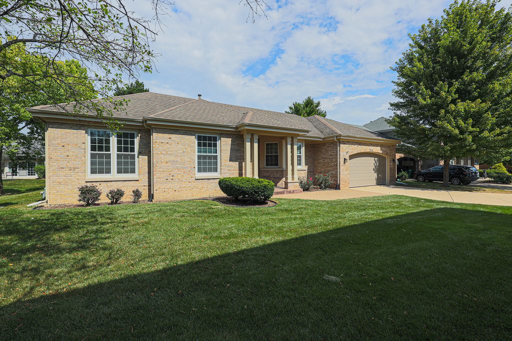 305 TORRINGTON Drive, Bloomingdale, IL 60108 — photo 4