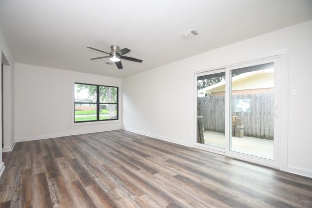 2431 Bayou Drive, League City, TX 77573