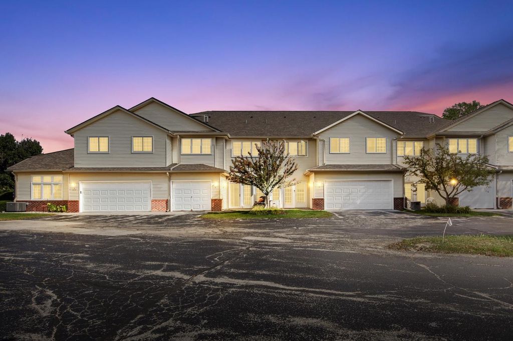 2426 Fox River PARKWAY #G, Waukesha, WI 53189