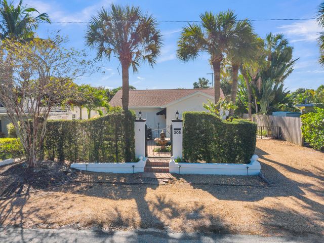 205 18th Avenue N, Lake Worth, FL 33460