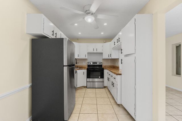 706 Sunny Pine Way E2, Greenacres, FL 33415