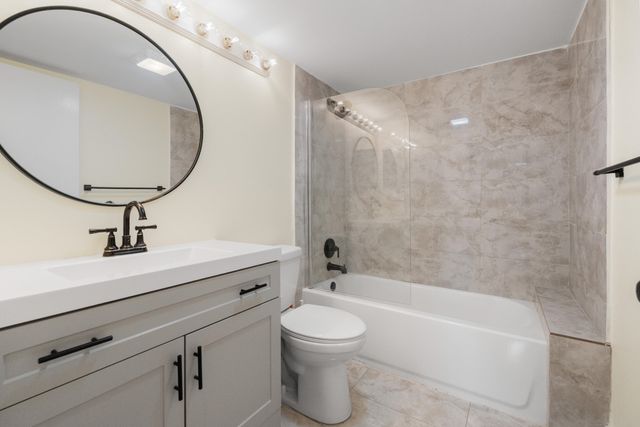 706 Sunny Pine Way E2, Greenacres, FL 33415