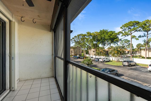 706 Sunny Pine Way E2, Greenacres, FL 33415
