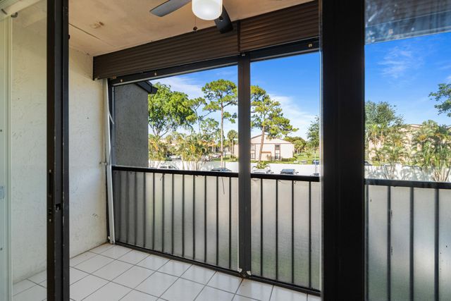 706 Sunny Pine Way E2, Greenacres, FL 33415