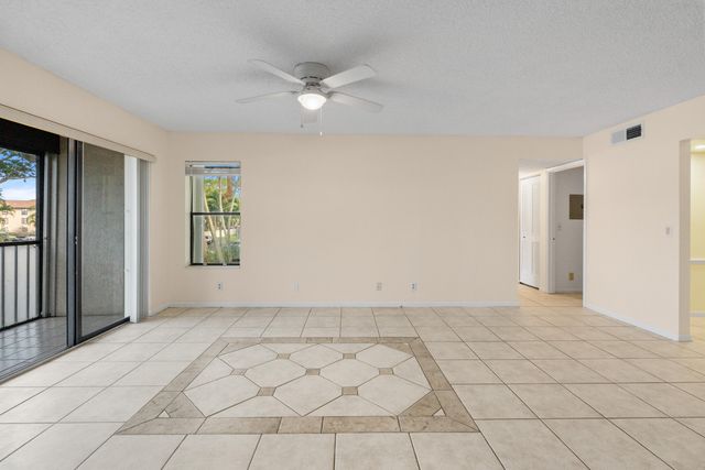 706 Sunny Pine Way E2, Greenacres, FL 33415
