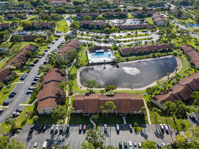 706 Sunny Pine Way E2, Greenacres, FL 33415