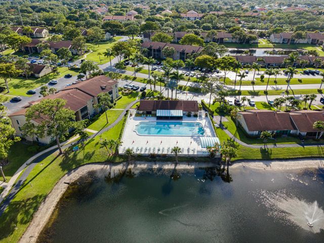 706 Sunny Pine Way E2, Greenacres, FL 33415