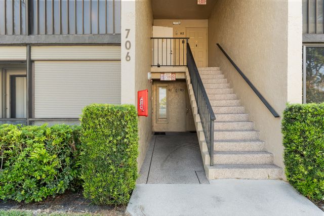 706 Sunny Pine Way E2, Greenacres, FL 33415