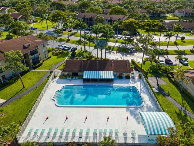 706 Sunny Pine Way E2, Greenacres, FL 33415