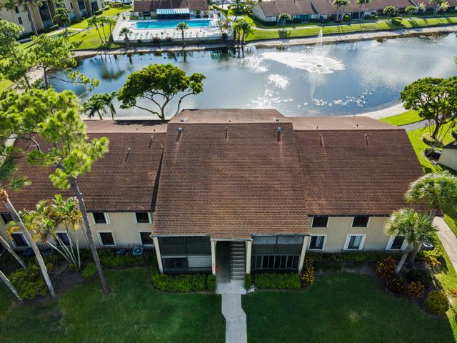 706 Sunny Pine Way E2, Greenacres, FL 33415