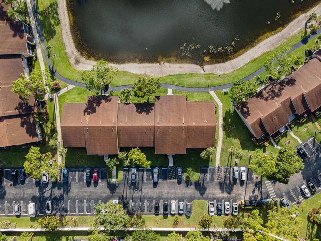 706 Sunny Pine Way E2, Greenacres, FL 33415