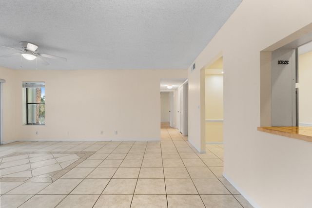 706 Sunny Pine Way E2, Greenacres, FL 33415