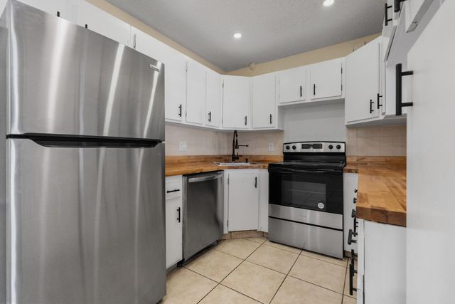 706 Sunny Pine Way E2, Greenacres, FL 33415