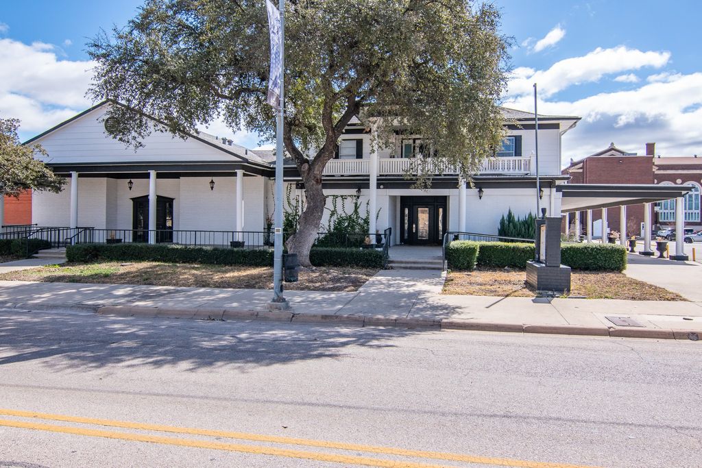 800 Center Avenue, Brownwood, TX 76801