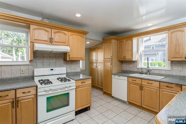 332 Closter Dock Road 1, Closter, NJ 07624