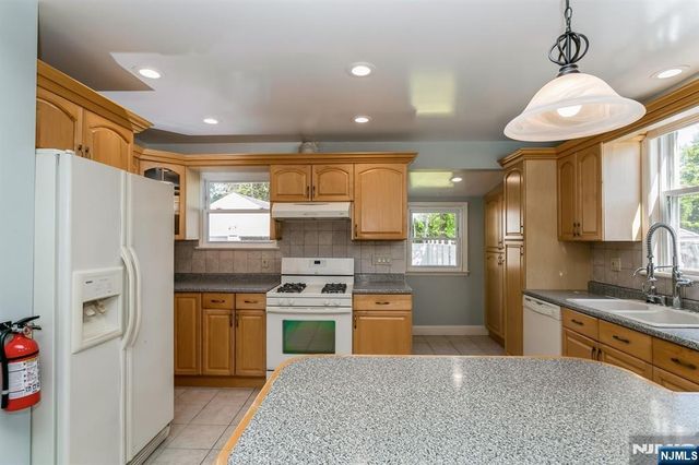 332 Closter Dock Road 1, Closter, NJ 07624