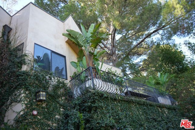 7028 Treasure Trail, Los Angeles, CA 90068