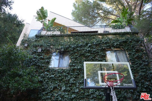 7028 Treasure Trail, Los Angeles, CA 90068