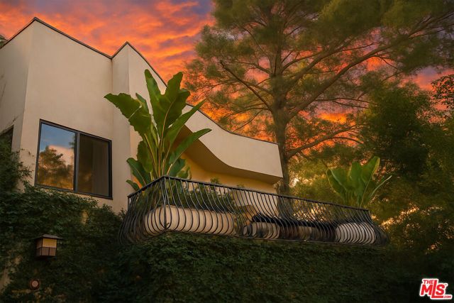 7028 Treasure Trail, Los Angeles, CA 90068