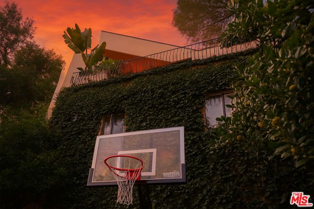 7028 Treasure Trail, Los Angeles, CA 90068