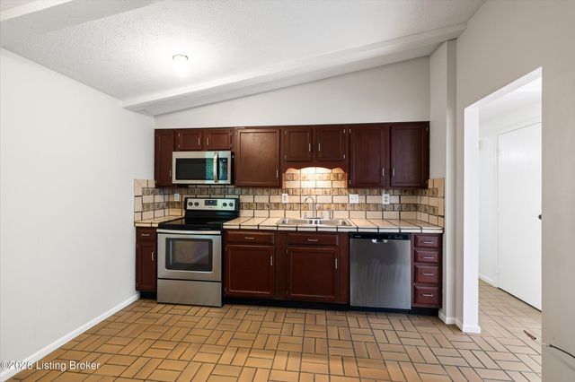 2810 Six Mile Ln, Louisville, KY 40220