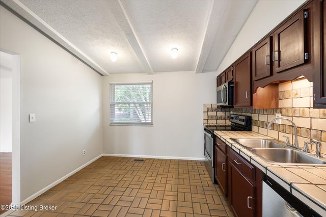2810 Six Mile Ln, Louisville, KY 40220