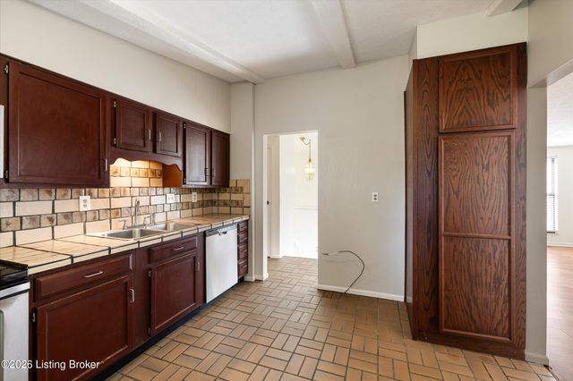 2810 Six Mile Ln, Louisville, KY 40220