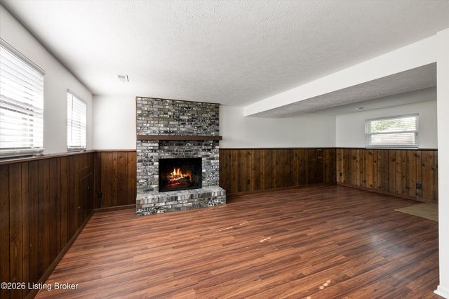 2810 Six Mile Ln, Louisville, KY 40220