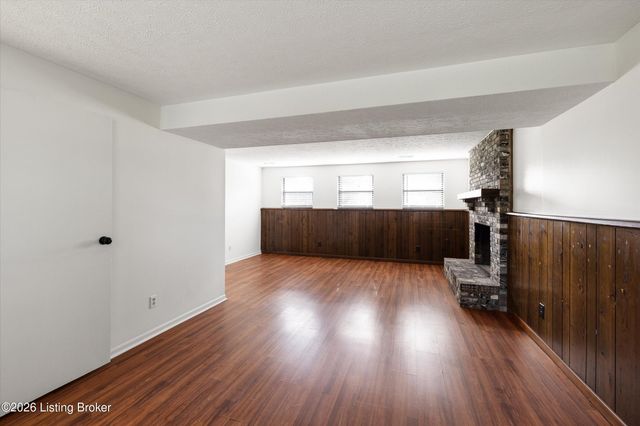 2810 Six Mile Ln, Louisville, KY 40220