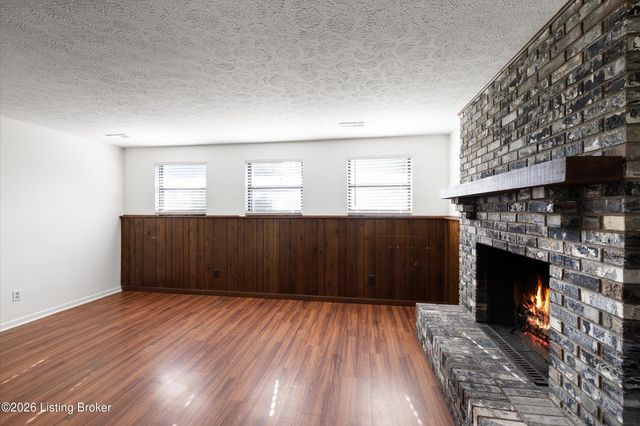 2810 Six Mile Ln, Louisville, KY 40220