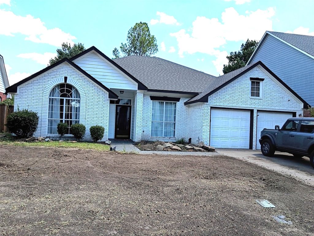 2202 S Branch Drive, Arlington, TX 76001