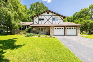 11 Woodhaven Drive, Penfield, NY 14625