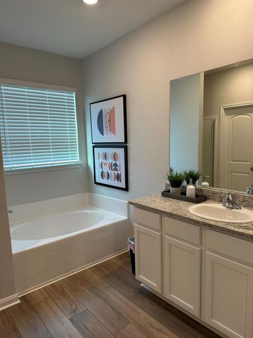 105 McLintock RD, Jarrell, TX 76537