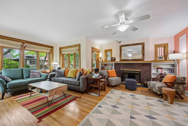 6551 N Maplewood Avenue, Chicago, IL 60645