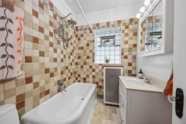6551 N Maplewood Avenue, Chicago, IL 60645