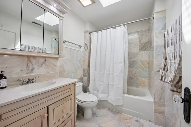 6551 N Maplewood Avenue, Chicago, IL 60645